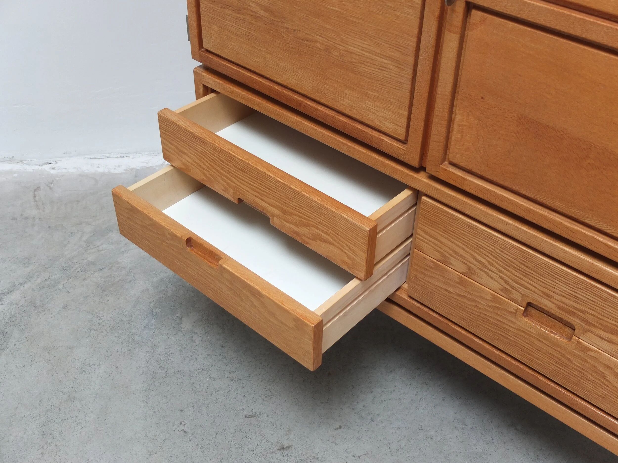 Decorative 'N-Line' bar cabinet in oak by P&J Neirinck, 1968