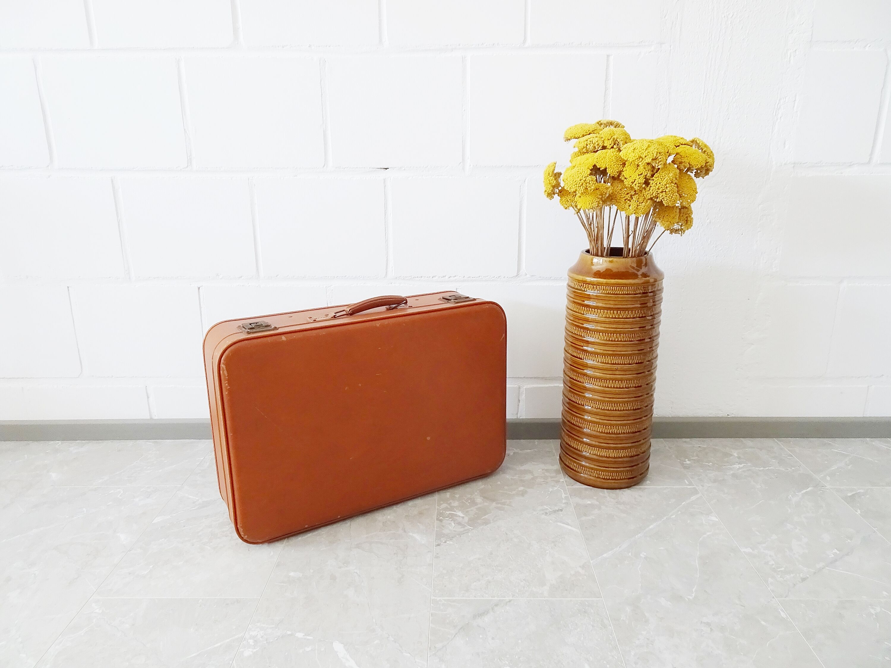 Valise de couleur cognac, valise dure