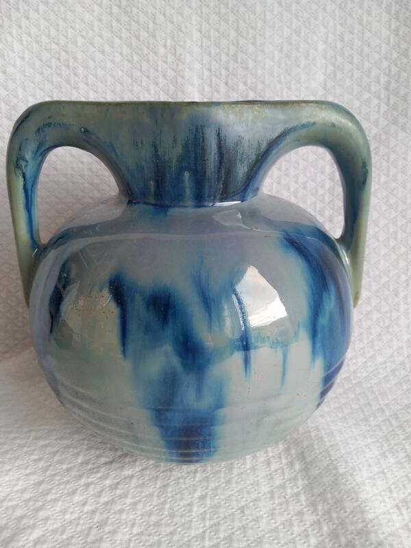 Vase à anses double pont, émail bleu coulé, Vallauris années 1960–1970