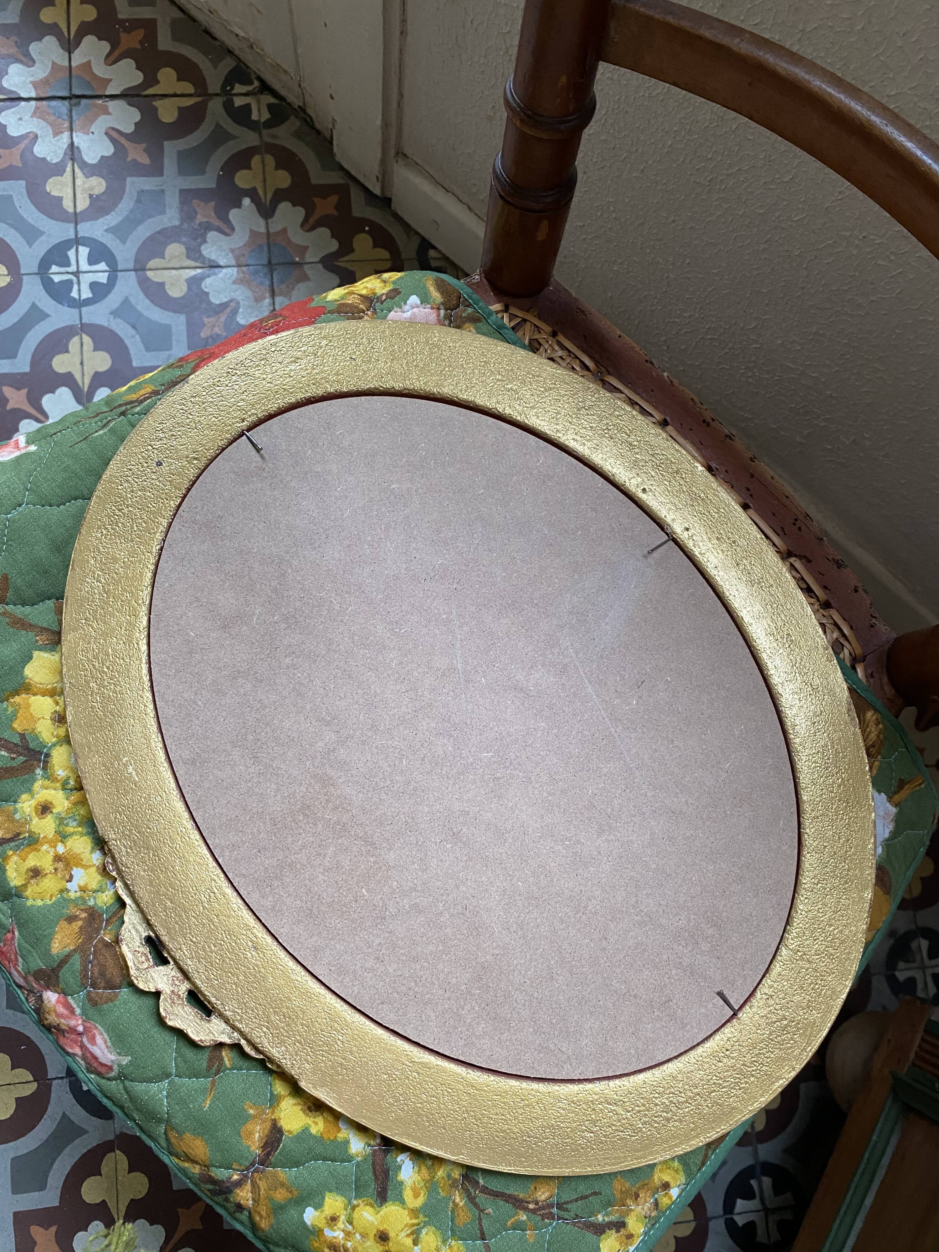 Oval mirror in gilded wood with knot, 32x37 cm