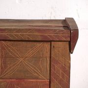 Coffre ancien sculpté en bois de pin – Europe centrale, vers 1850