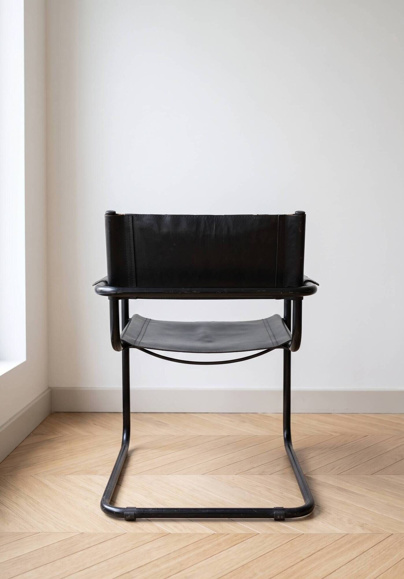 Vintage Bauhaus style cantilever armchair in black metal and leather.