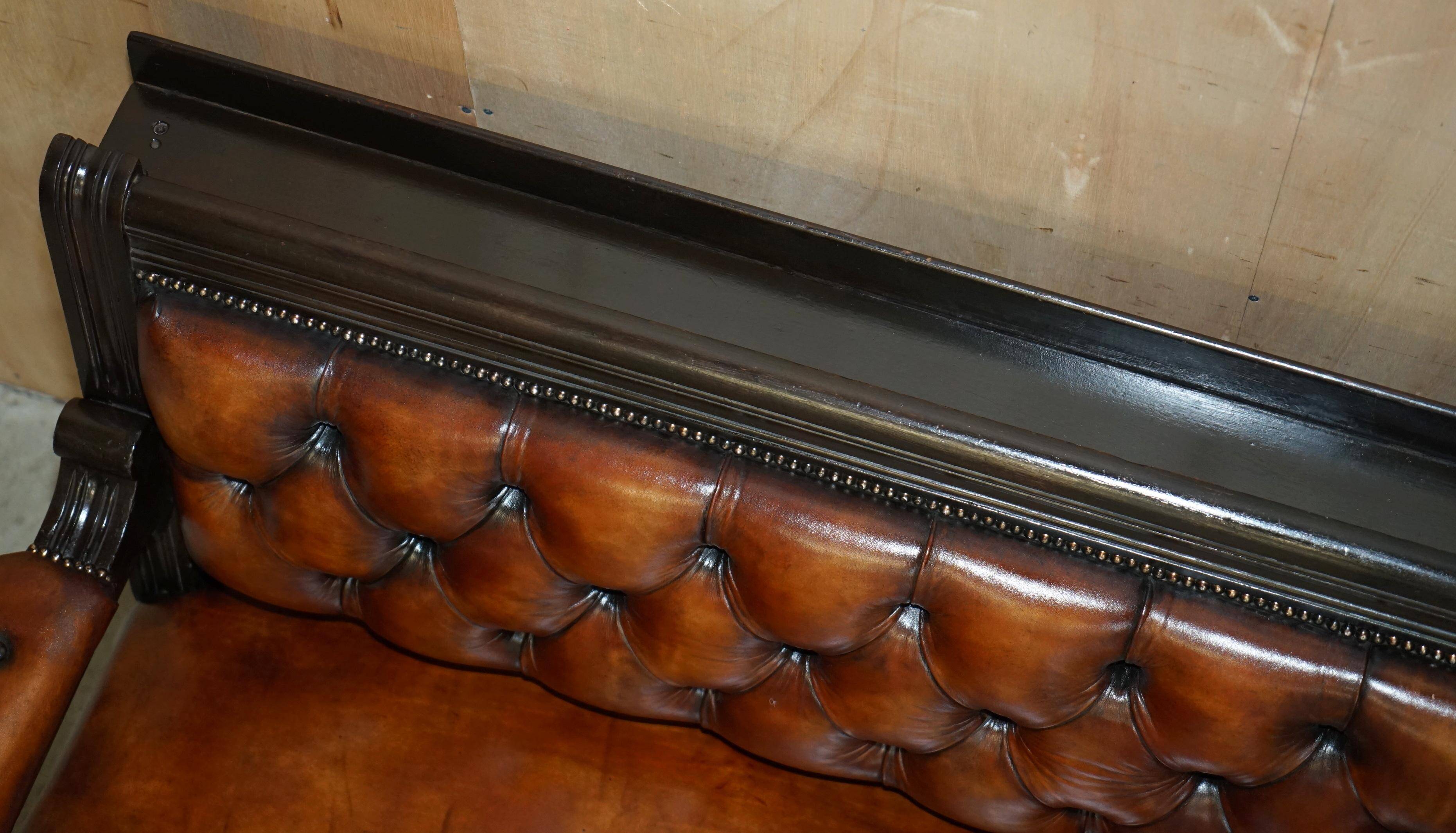 Banc de pub victorien Chesterfield en cuir restauré