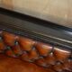 Banc de pub victorien Chesterfield en cuir restauré