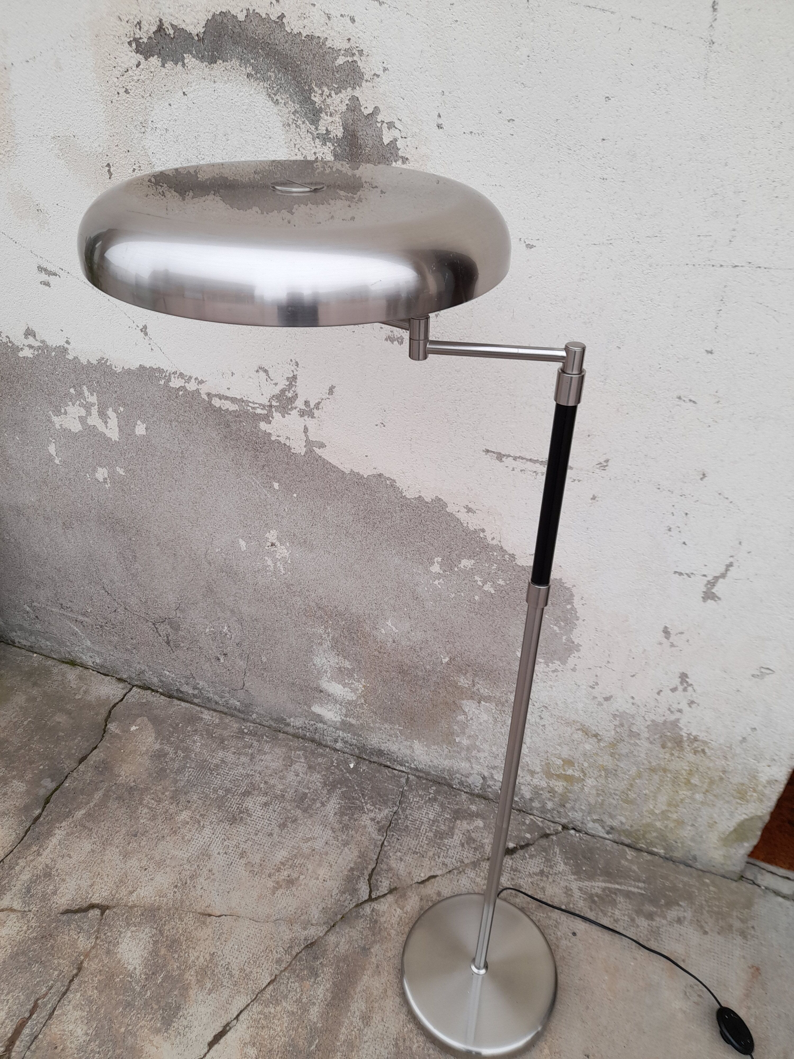 80 year articulated lamppost design