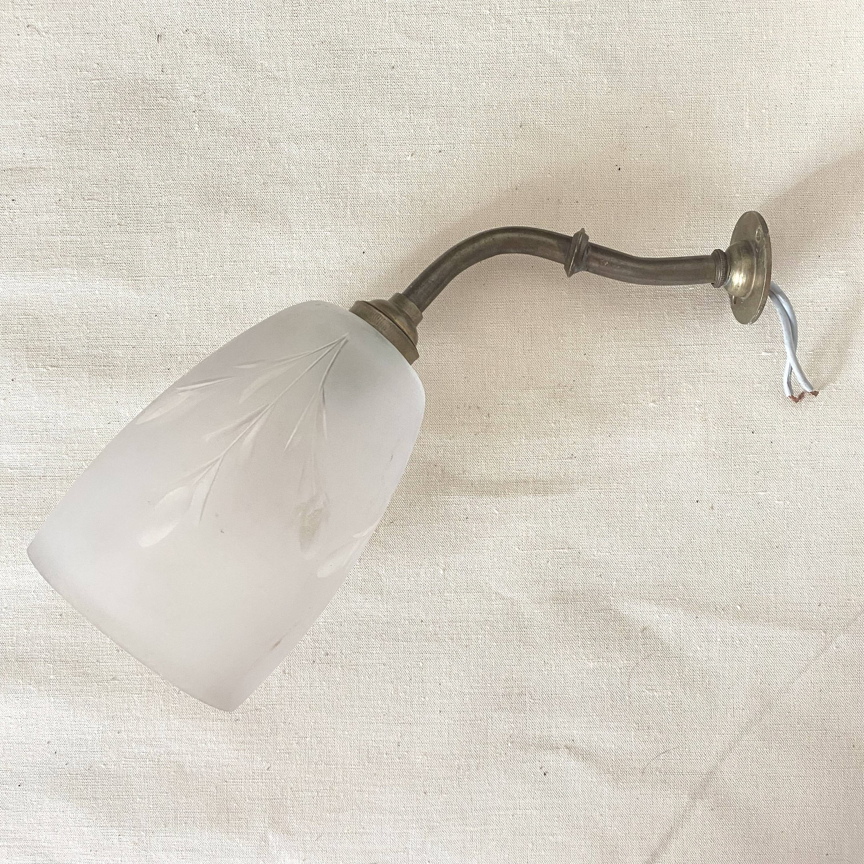 Applique ancienne col de cygne, tulipe de verre gravée