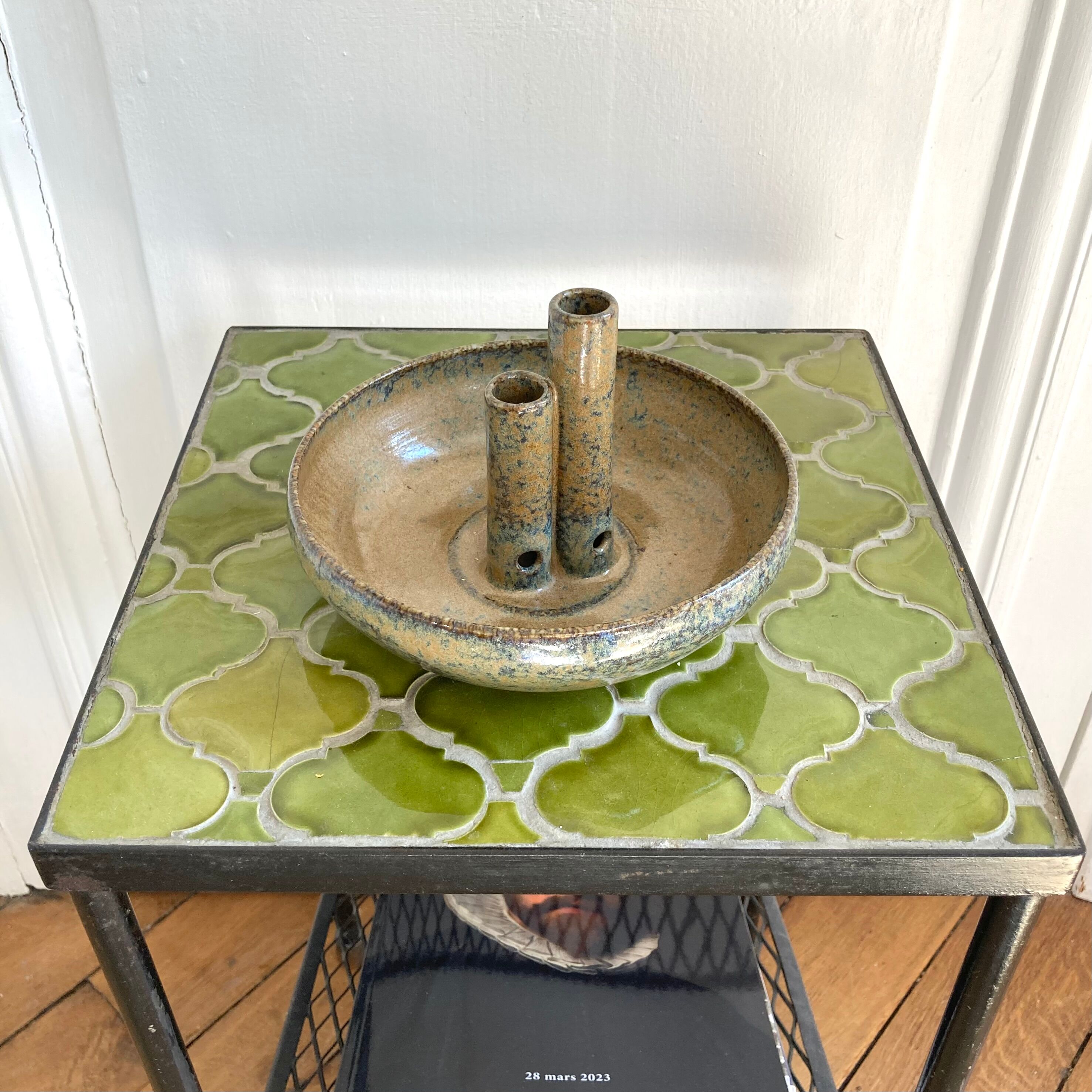 Pique vase flowers with sandstone cup