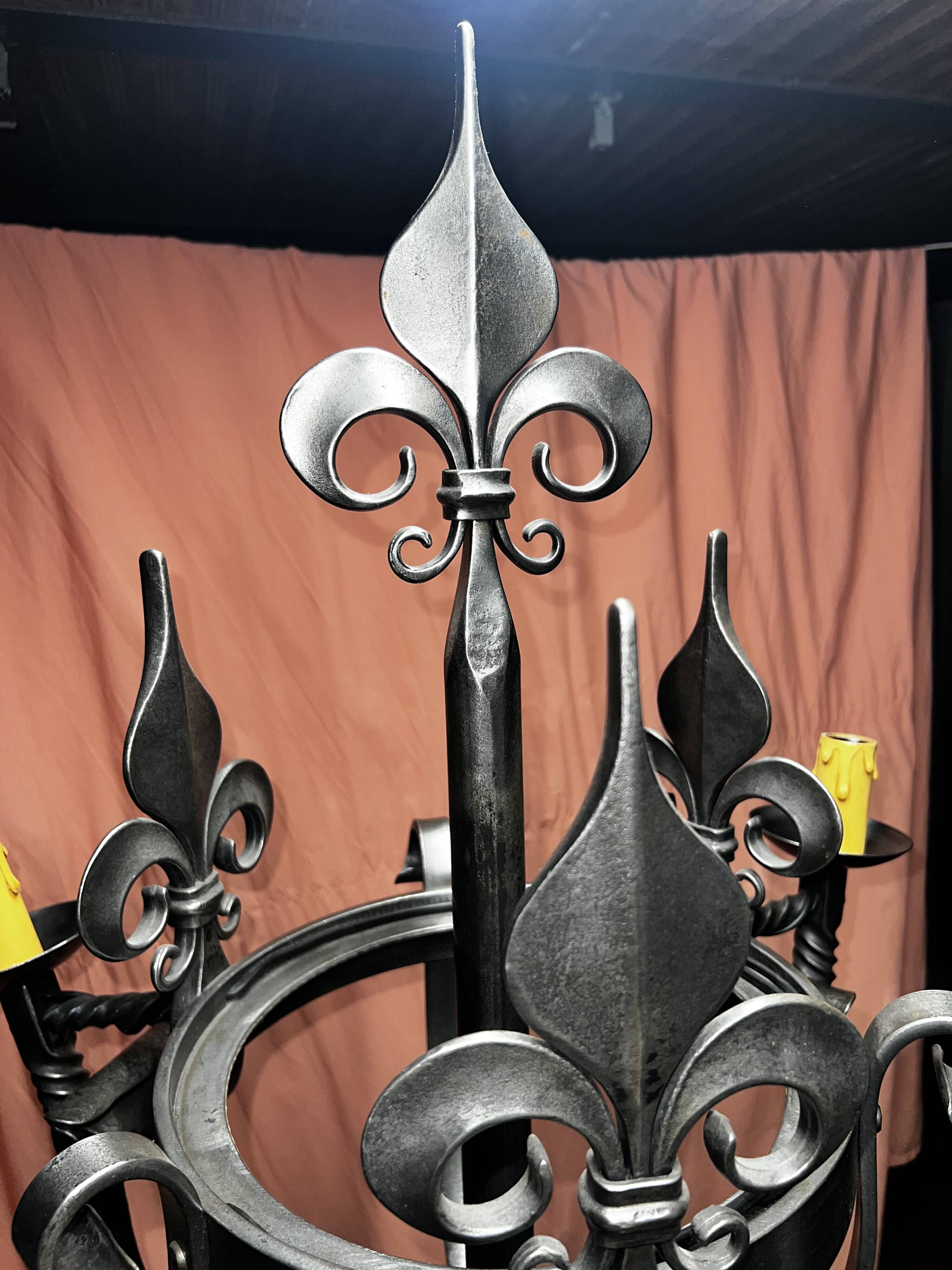 Lampadaire, de style médiéval, en fer fogé