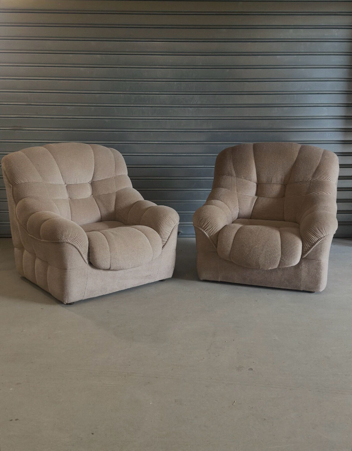 Paire de fauteuils vintage sculpturaux en tissu chenillé côtelé beige