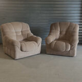 Paire de fauteuils vintage sculpturaux en tissu chenillé côtelé beige