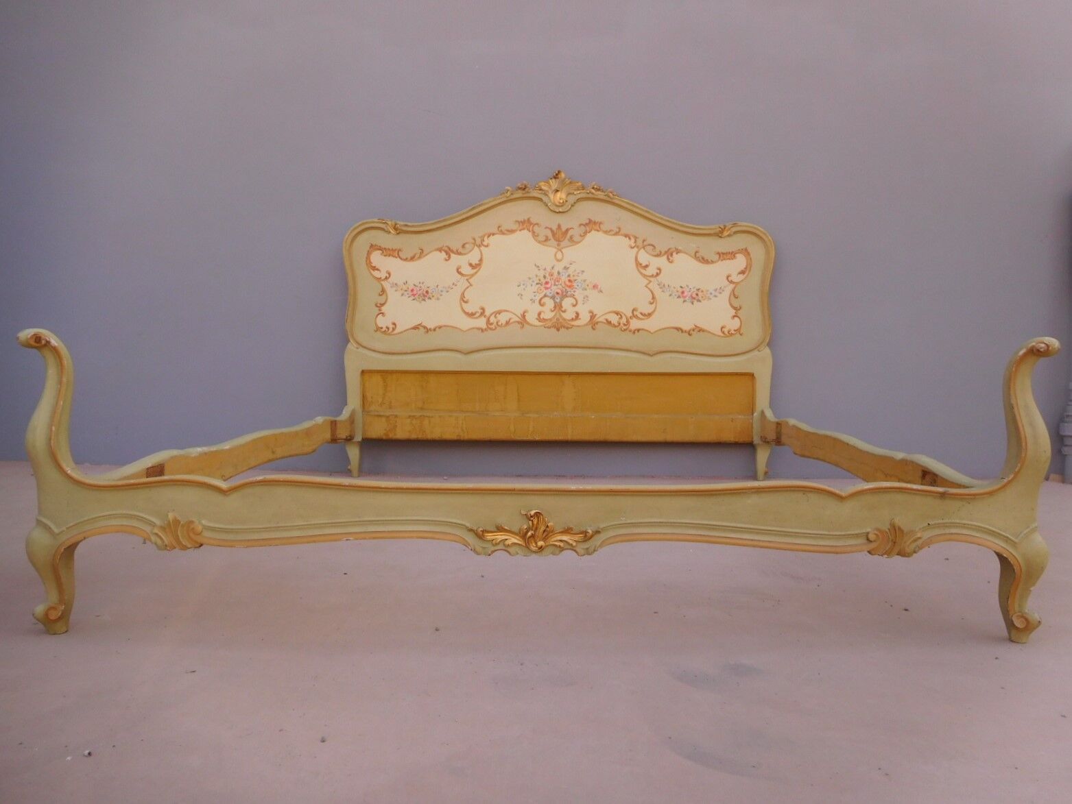 Cadre de lit en bois laqué décors floraux années 1950 style Louis XV
