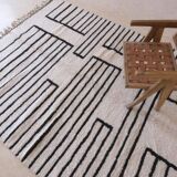 Contemporary Black and White Rug - 291 x 214 cm