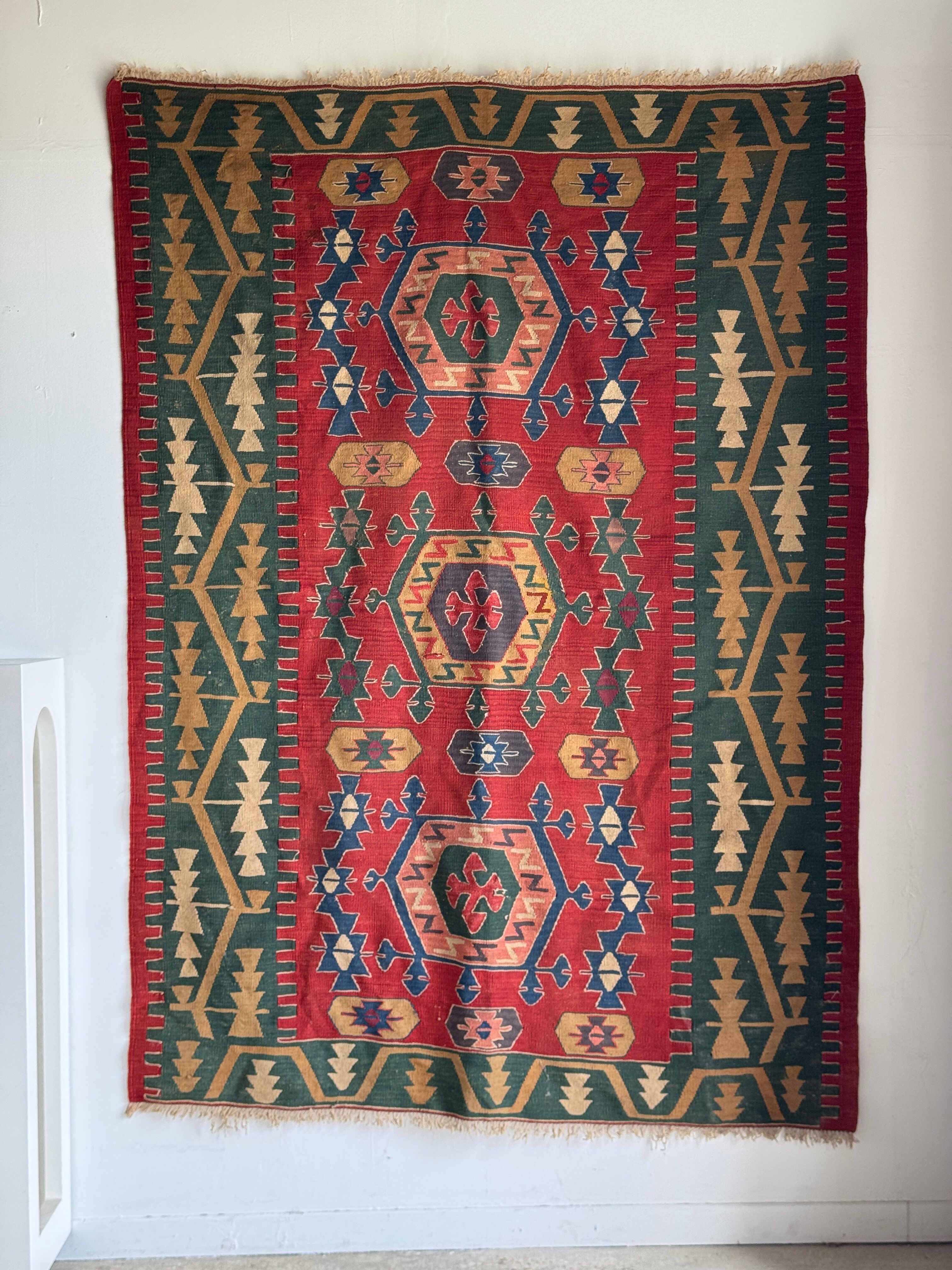 Large Turkish rug with a dominant red colour 231x170.