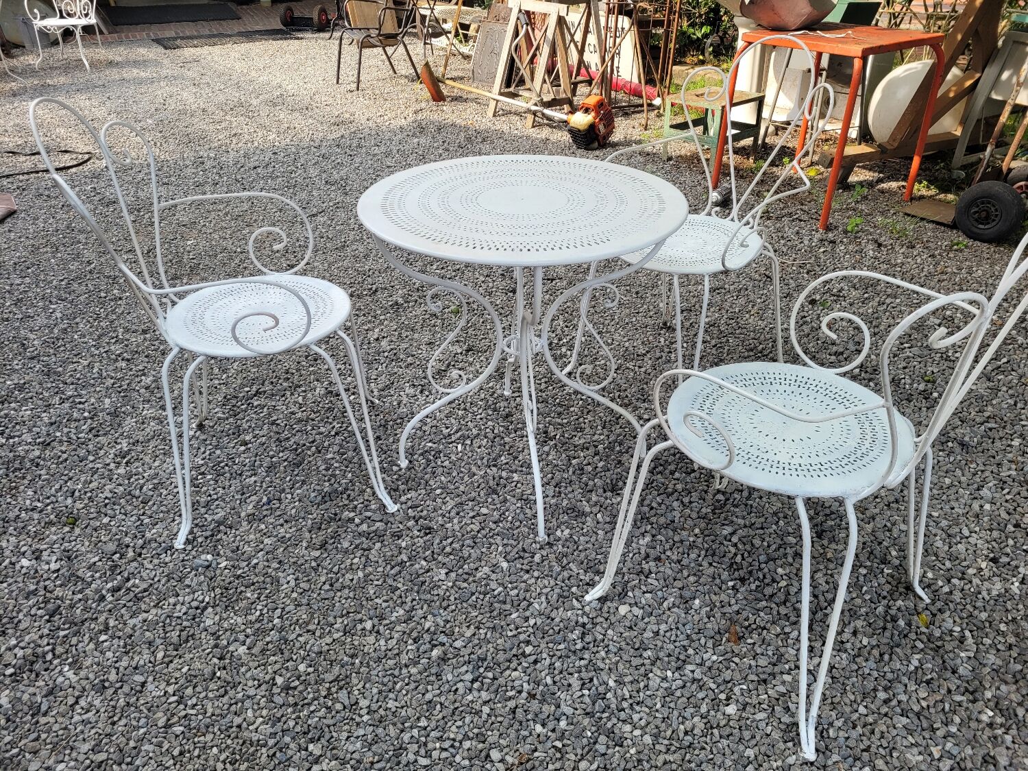 Ancien salon de jardin en fer forgé 3 fauteuils et table