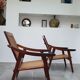 Paire de fauteuils en teck rouge et cannage