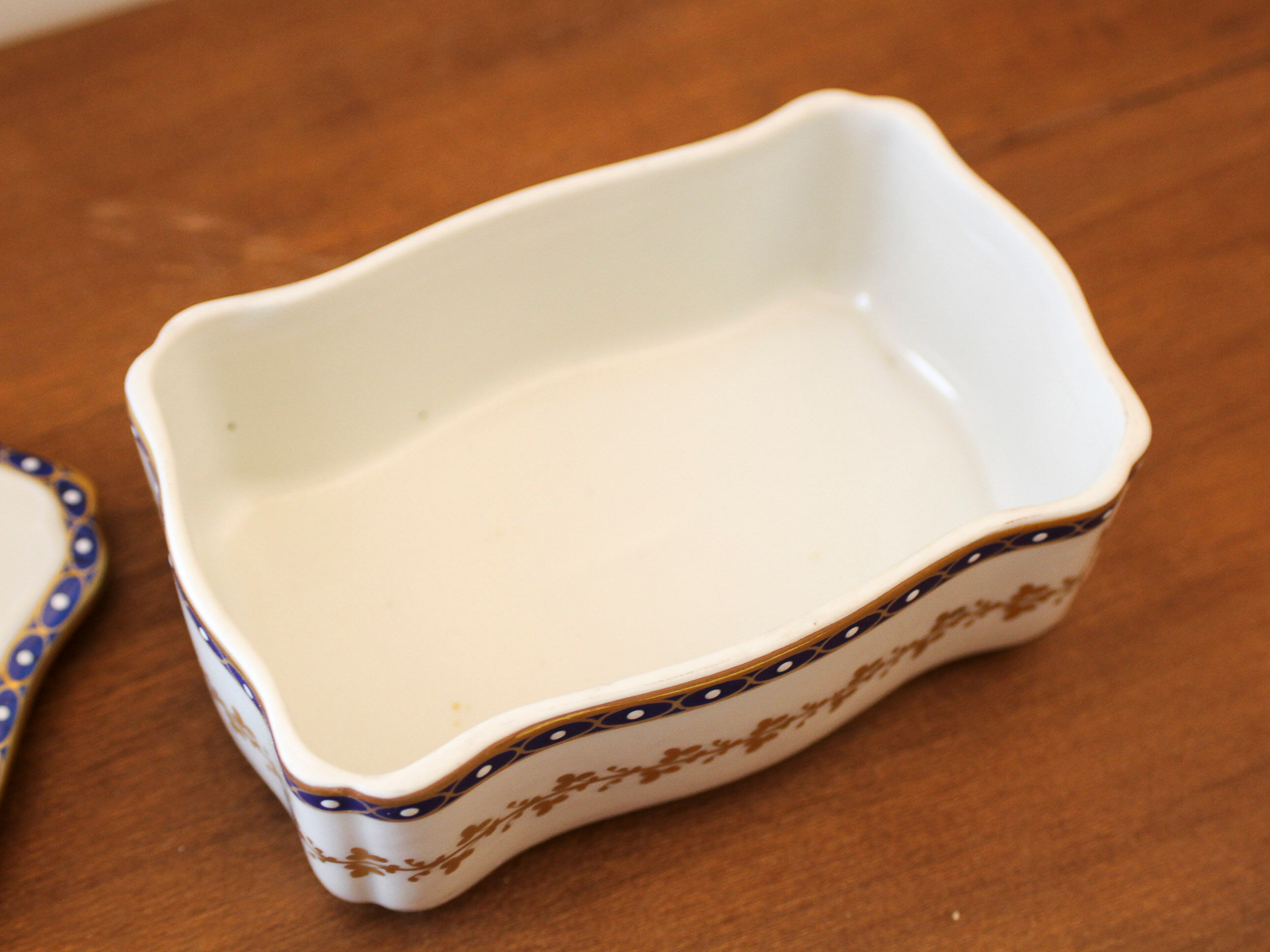 Porcelain box with 18th century Decoration Richard Ginori