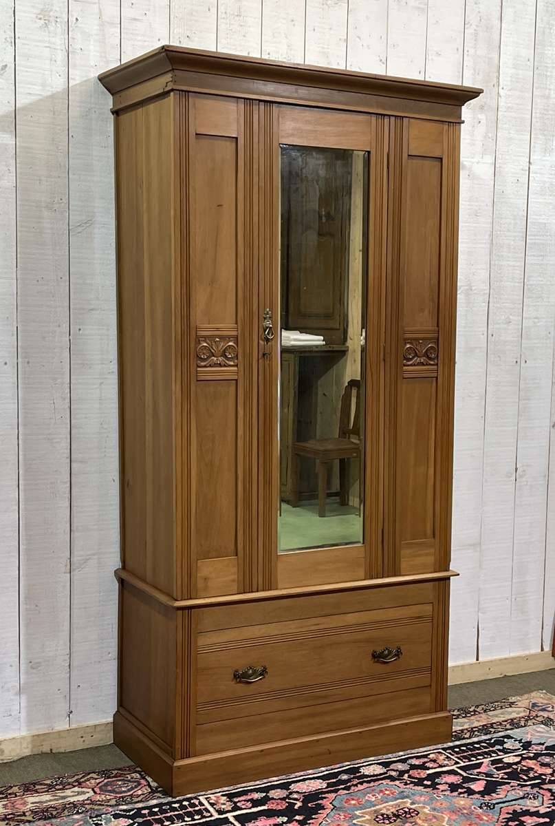 English wardrobe in walnut from the early 20th century.