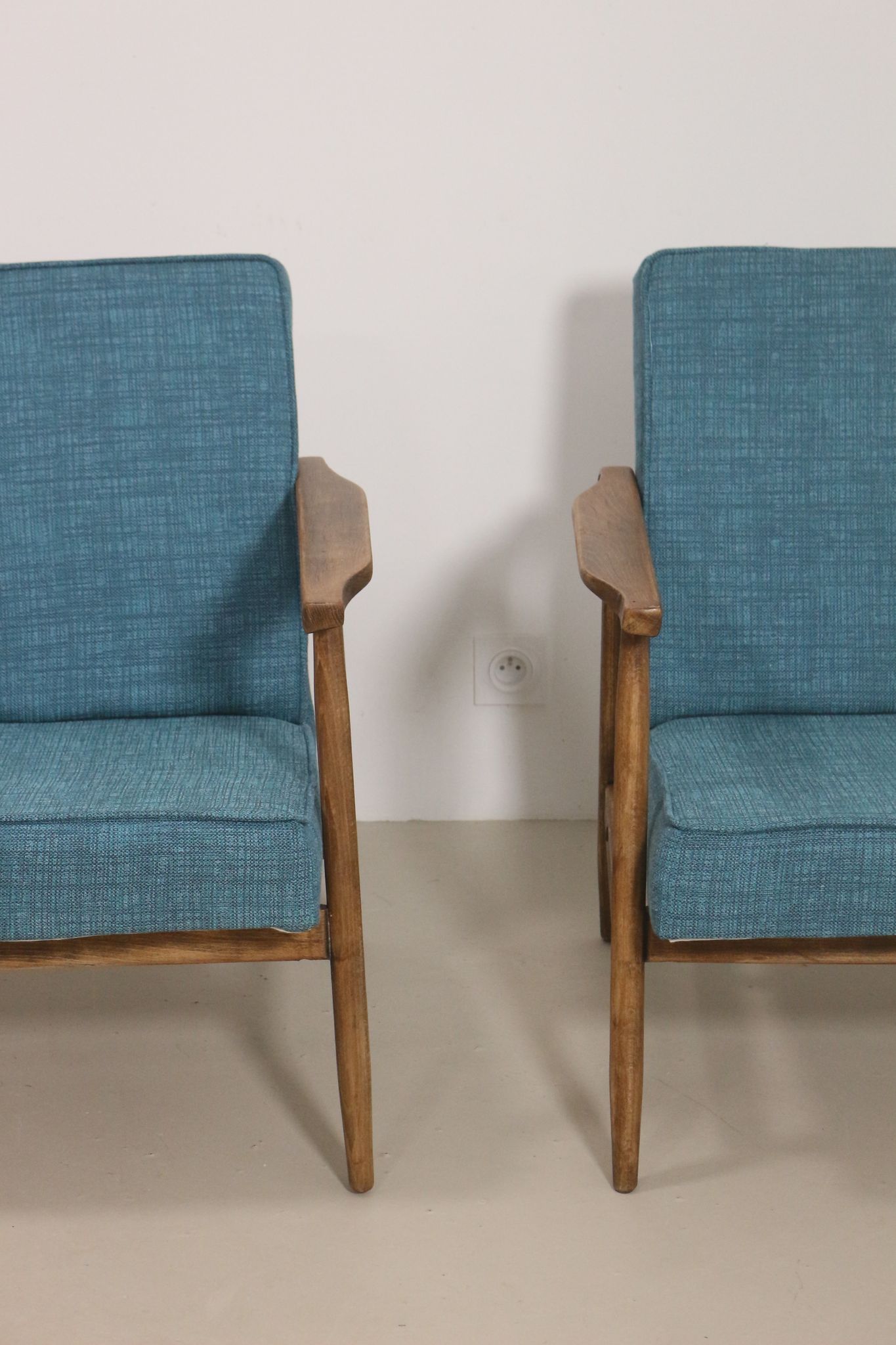 Pair of armchairs Henryk lily 300-190s 1970