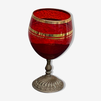 Coupe en verre rouge sur base en cuivre laiton ciselé vintage