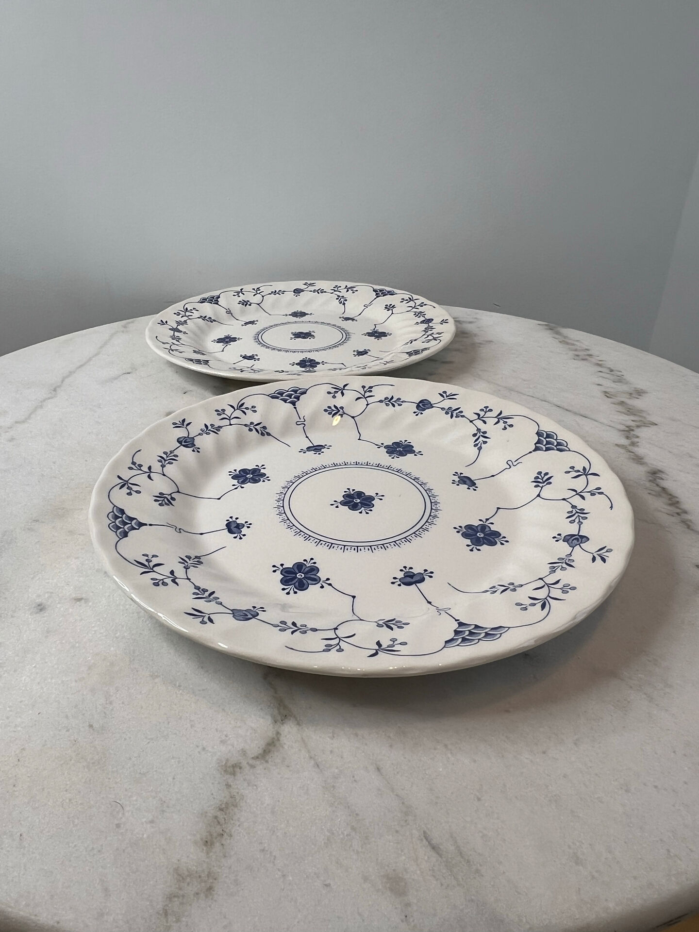 Set of 2 flat plates in English earthenware with blue floral decoration.