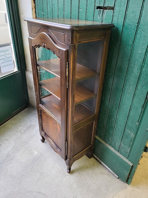Vitrine 1 porte avec 3 cotes vitres en noyer style louis xv