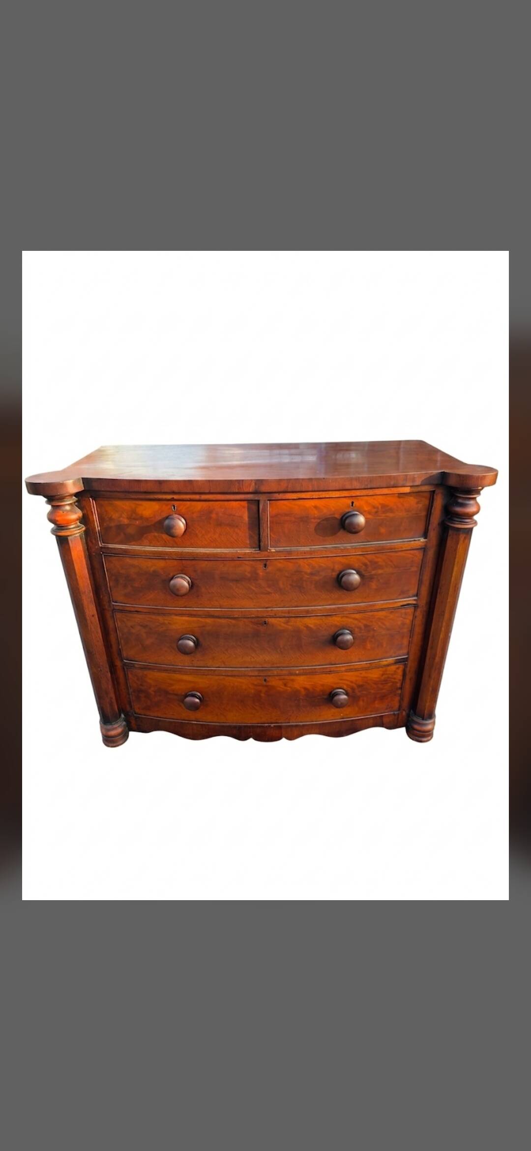 Commode galbée ancienne en acajou de style anglais