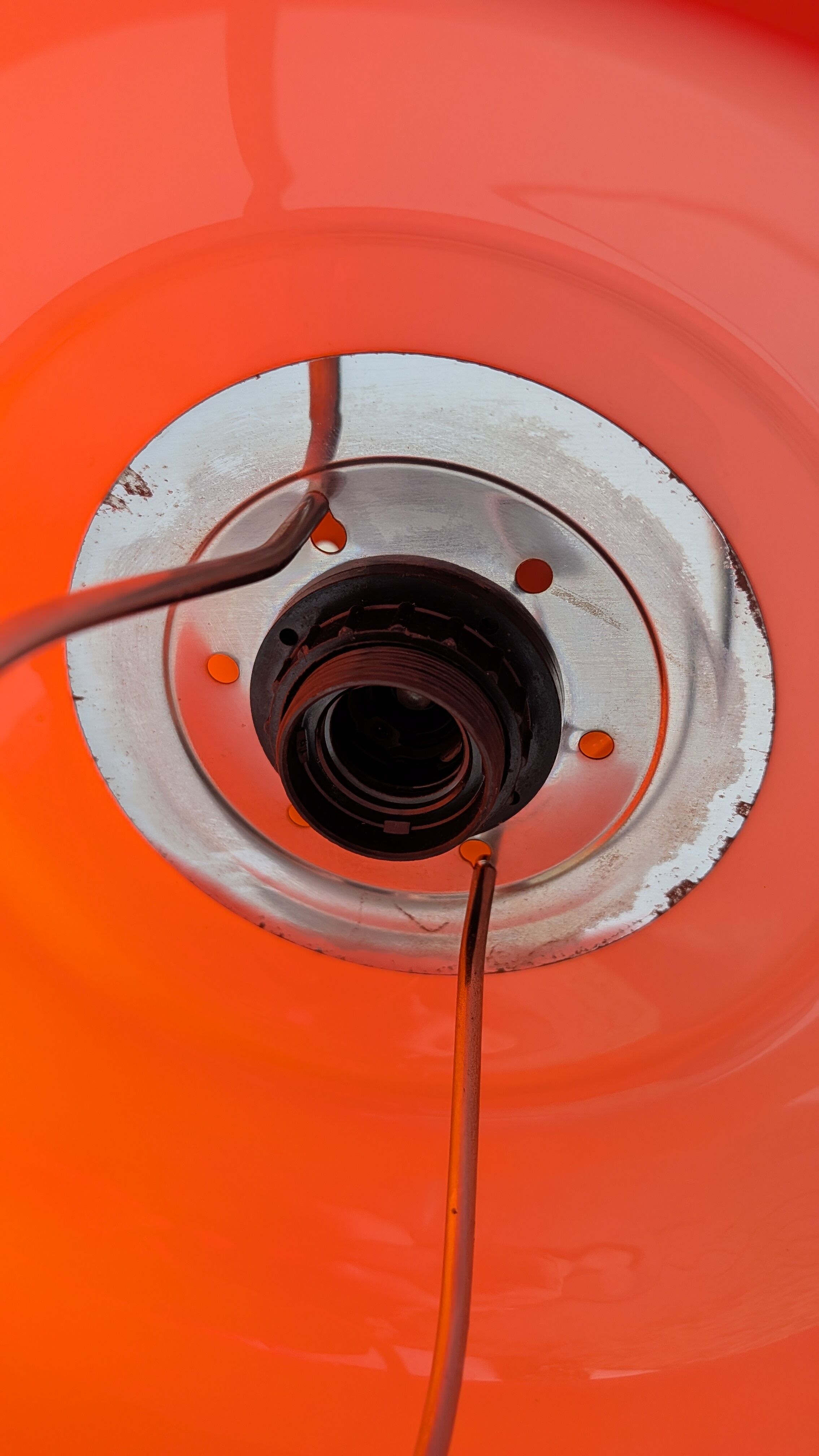 Suspension drop-and-rise in orange opaline from the 1970s.