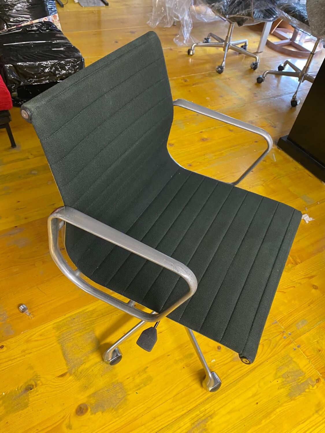 Chaise de bureau Charles & Ray Eames mod. EA117 production ICF, années 1970