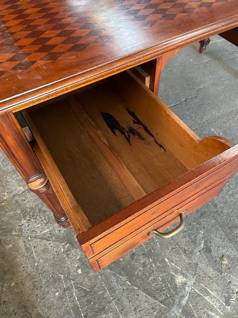 Bureau antique avec incrustation de placage