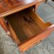 Bureau antique avec incrustation de placage