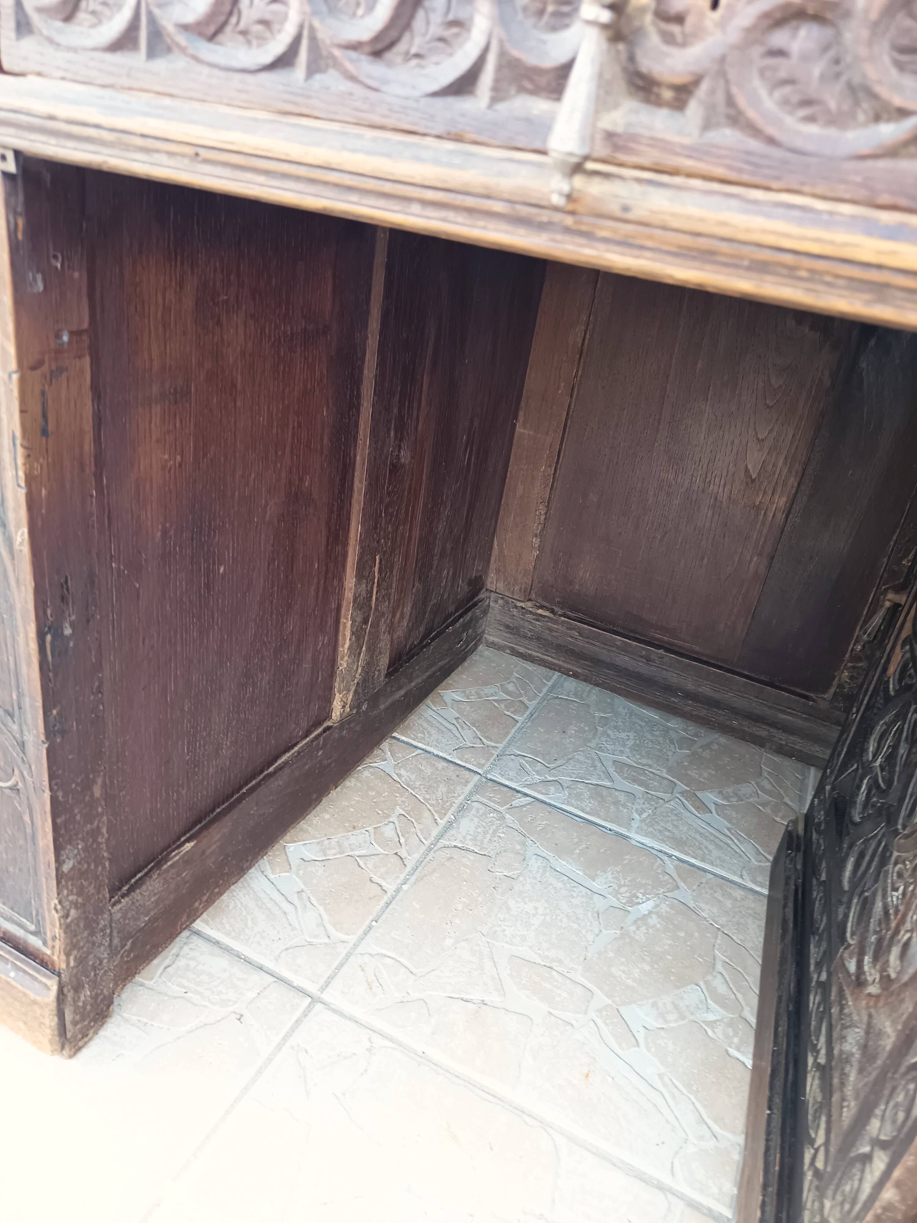 Large Gothic desk in solid oak from the 19th century.
