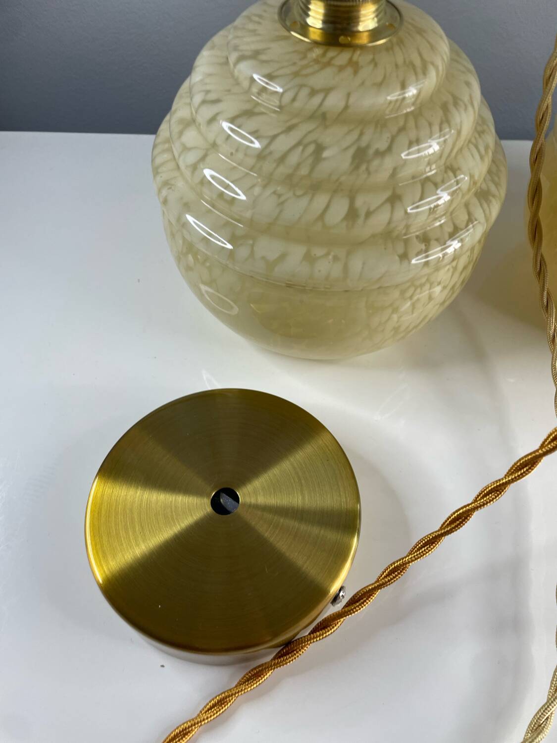 Suspension with antique globe