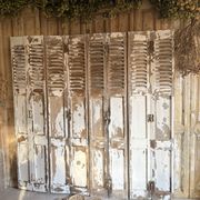 Ensemble d’anciens volets en bois