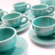 Lot de 6 tasses en terre émaillée bleu turquoise avec leurs soucoupes et leur pot à lait