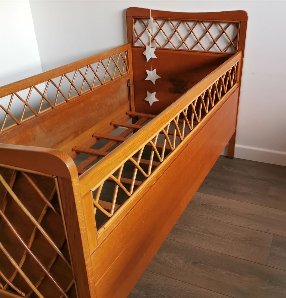 Rattan bed with compass feet
