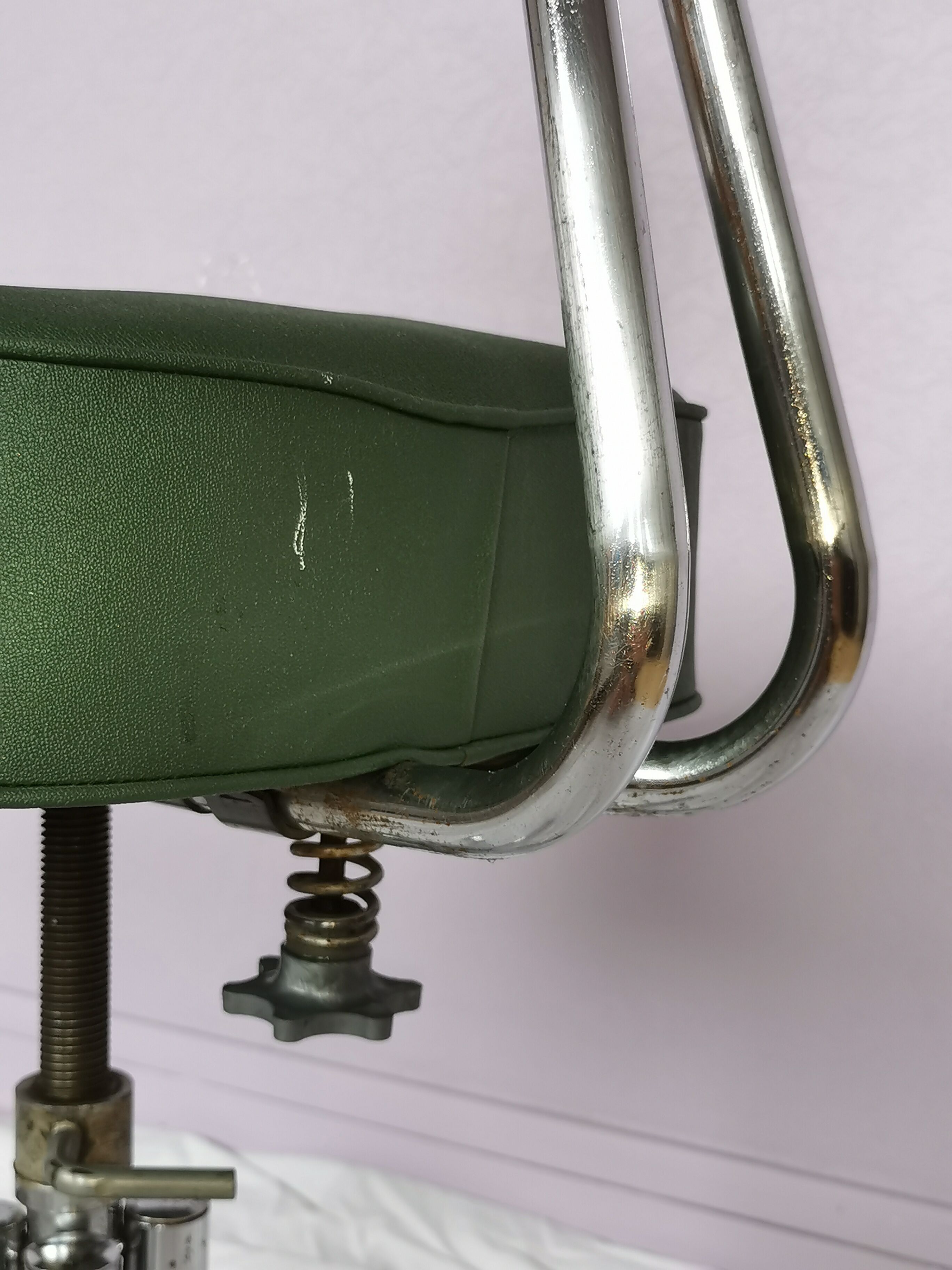 Chaise pivotante en skaï vert et acier chromé, Pullman, 1960
