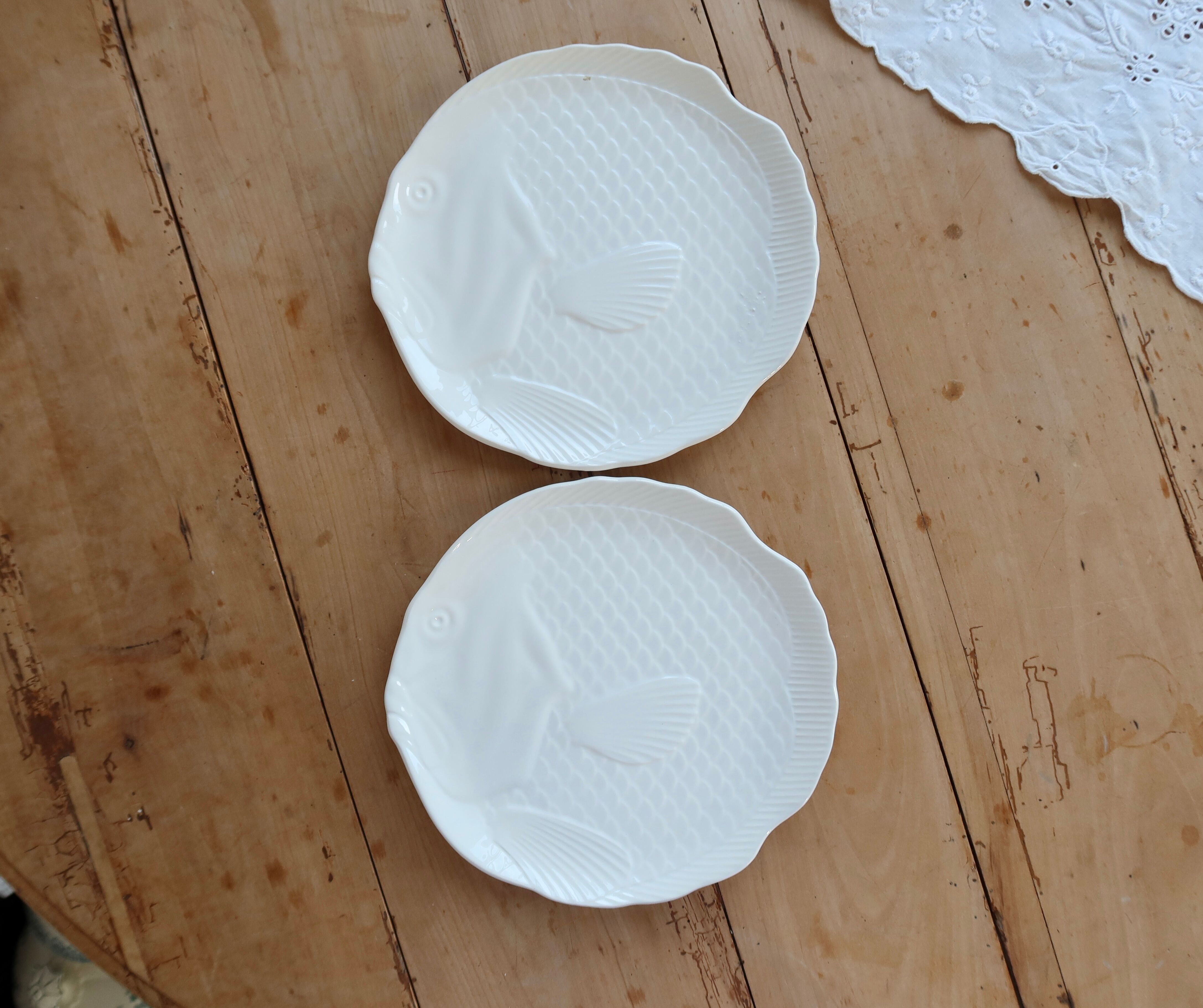 2 fish plates barbotine Salins white decor