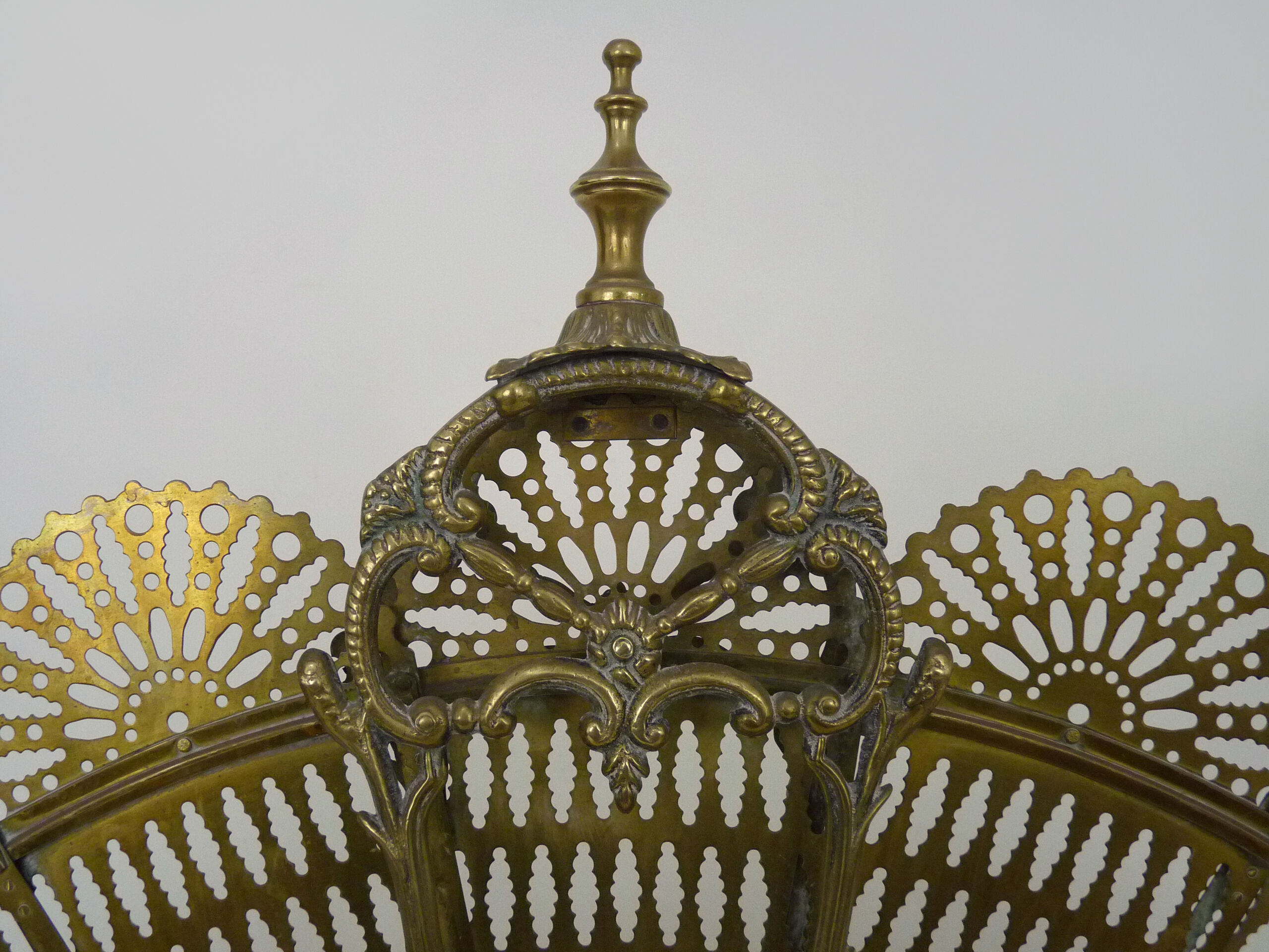 Old chimney fire barrier in fan. Gilded bronze. XIXth