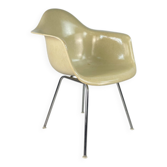 Fauteuil Eames Herman Miller 2ème génération DAX en fibre de verre en parchemin / blanc