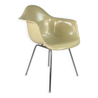 Eames Herman Miller 2nd generation DAX fibreglass chair in  parchment / white