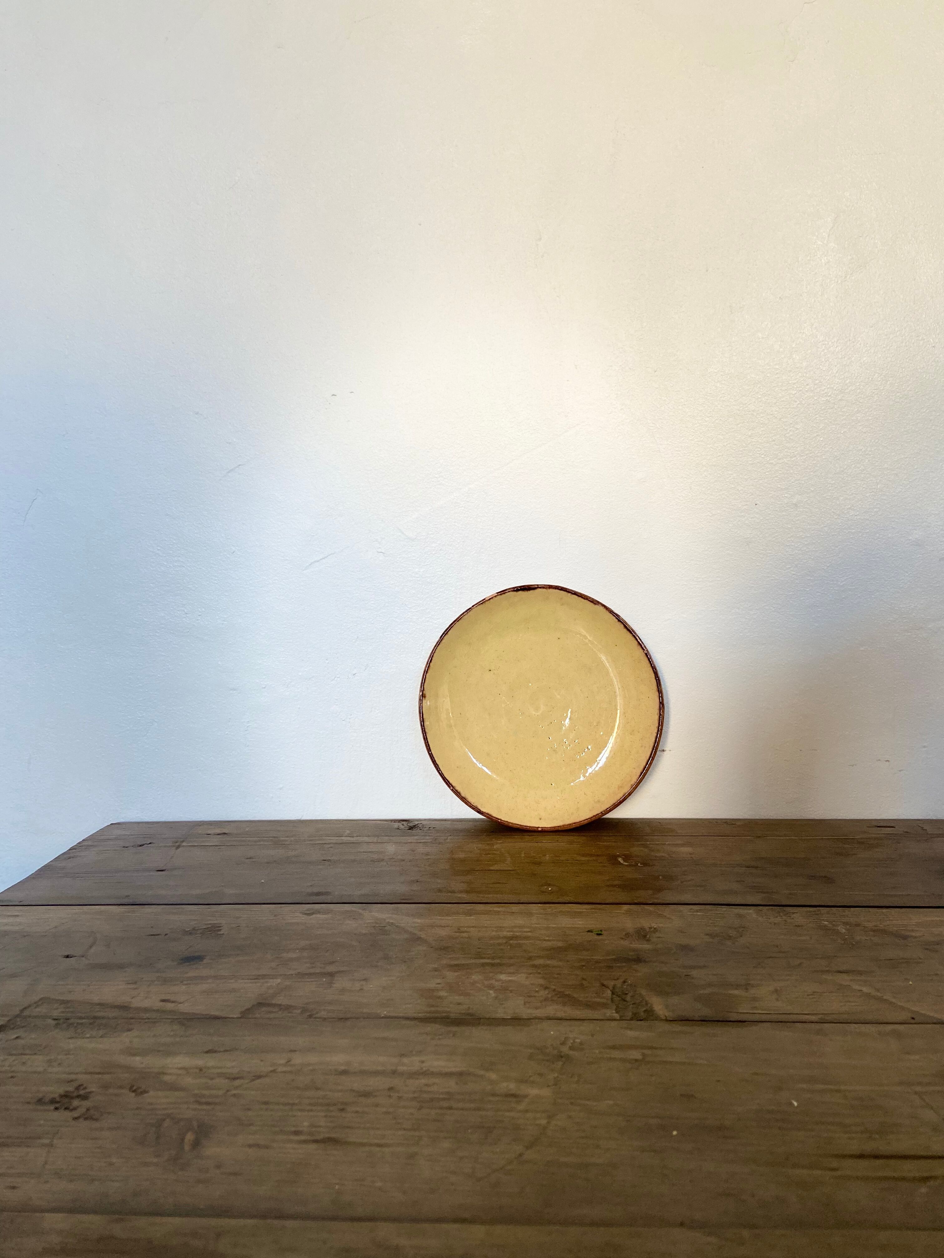 Enamelled ceramic plate