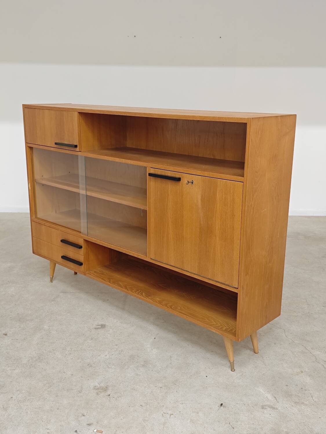 Buffet Vaisselier en bois blond Libena , ex Tchécoslovaquie 1970
