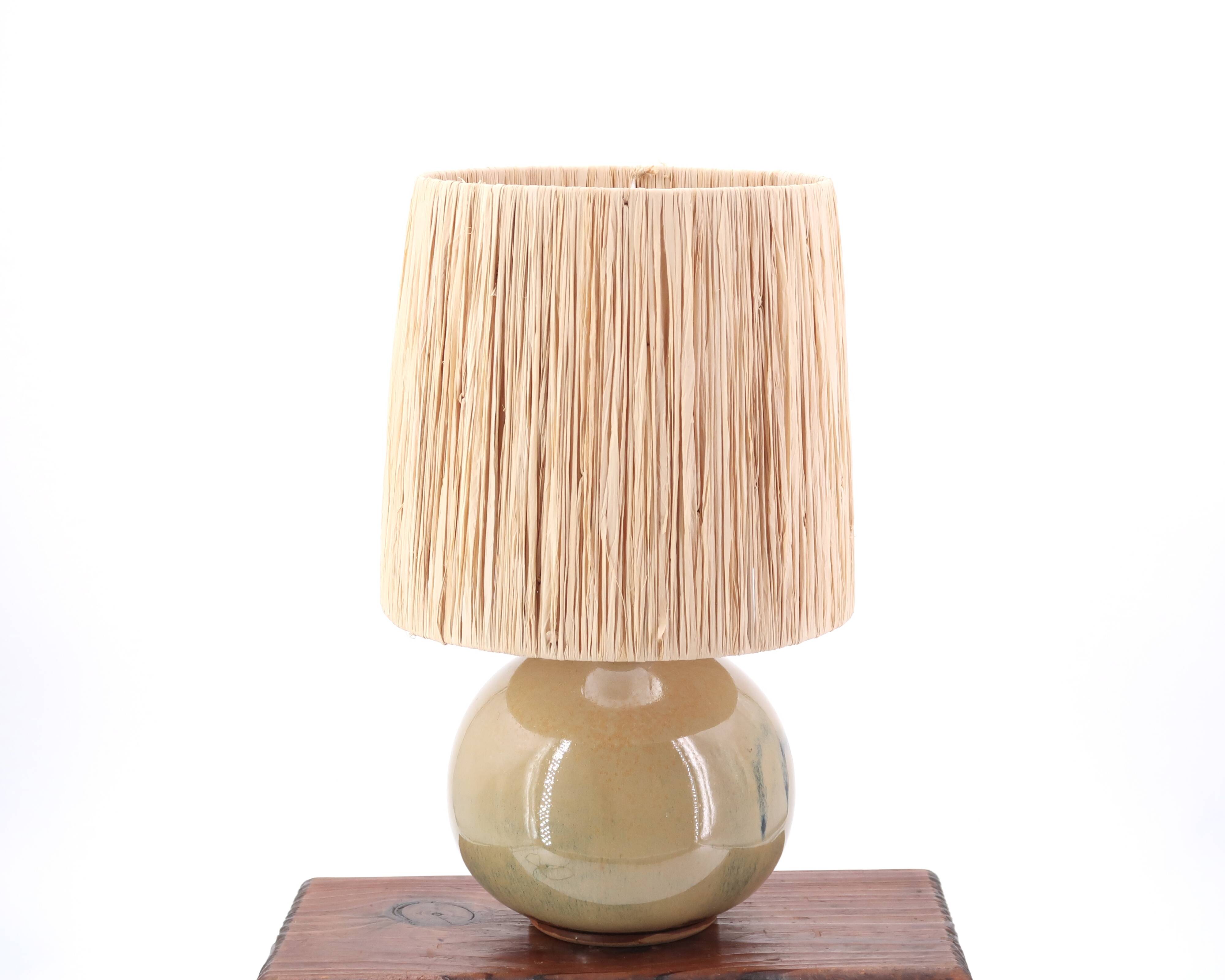 Lampe en céramique beige, abat jour en raphia, années 70