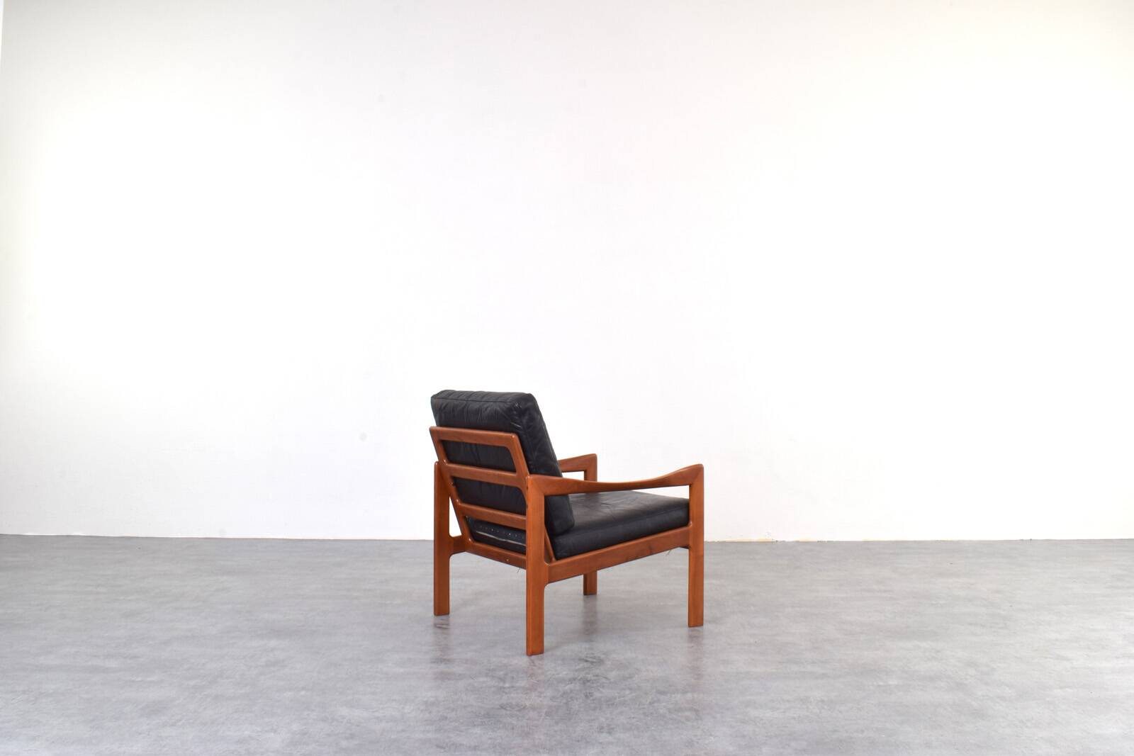 Fauteuil lounge vintage en teck par Illum Wikkelsø pour Niels Eilersen, 1960.