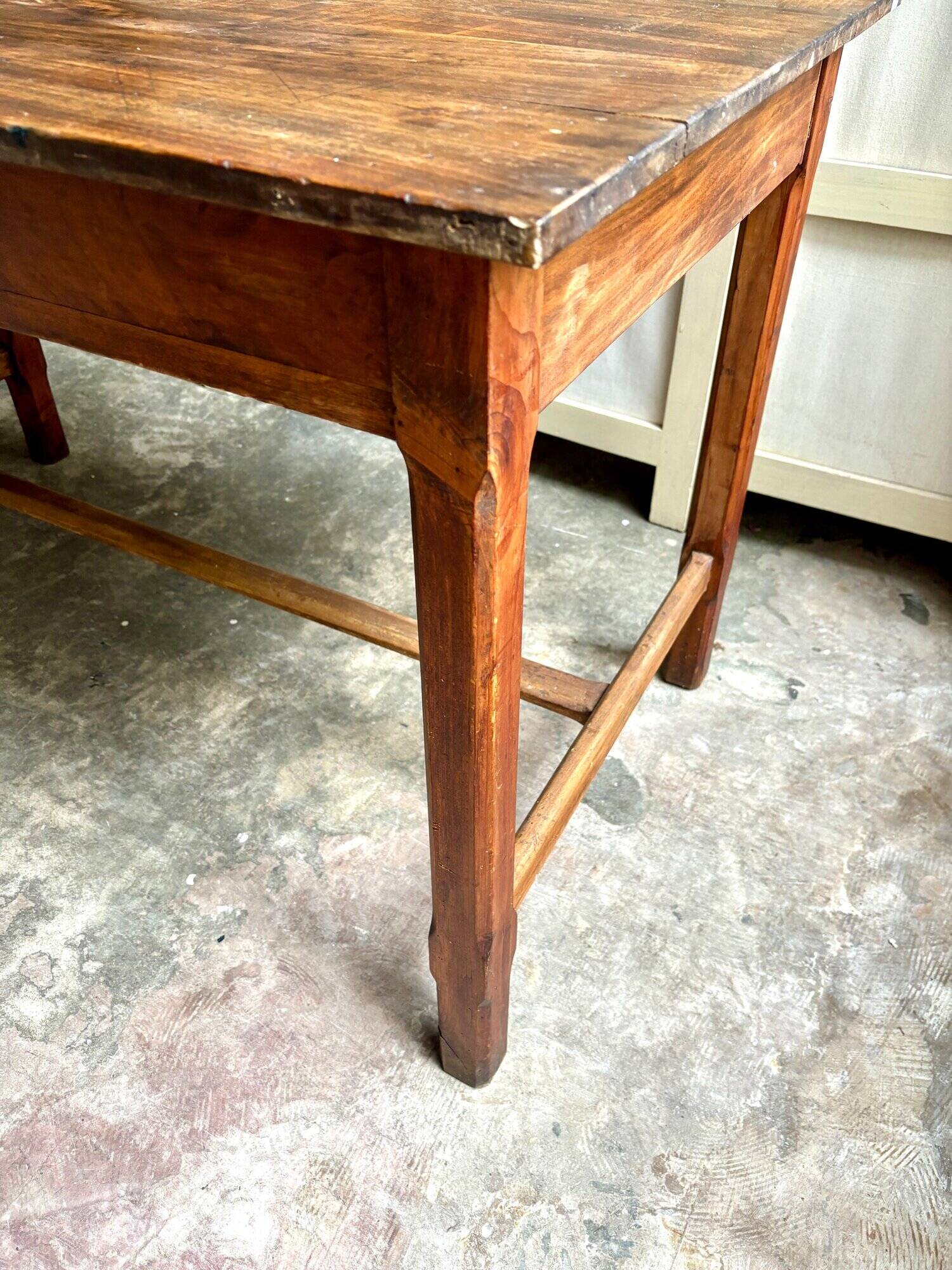 Table de ferme en bois foncé 1 tiroir