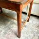 Table de ferme en bois foncé 1 tiroir