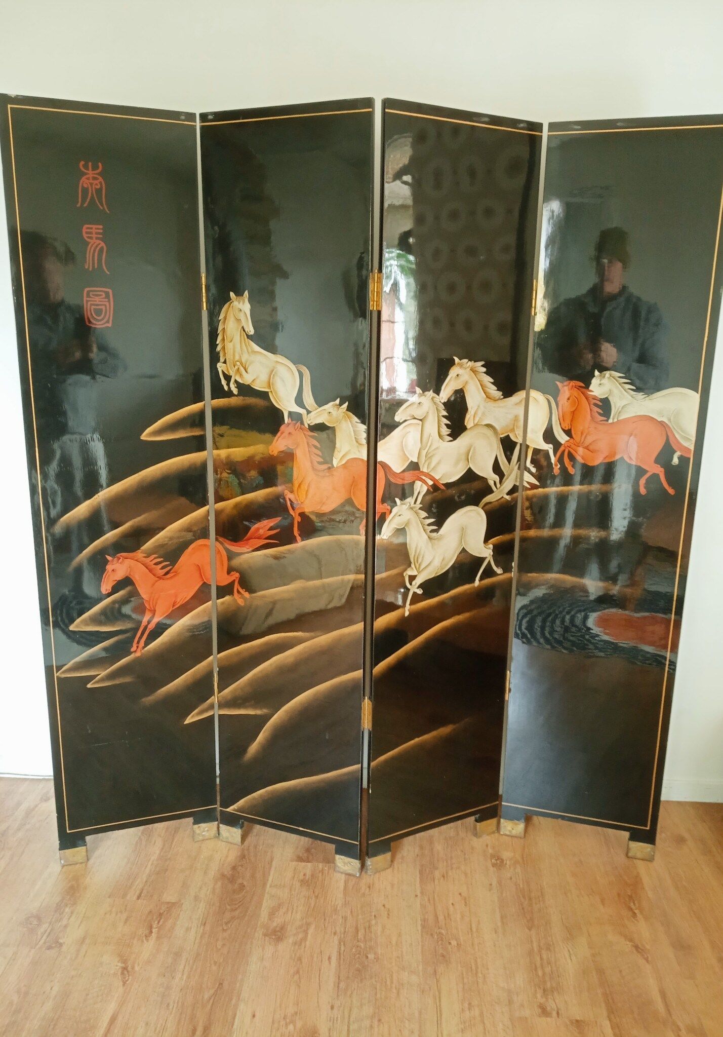Lacquered screen with a horse pattern