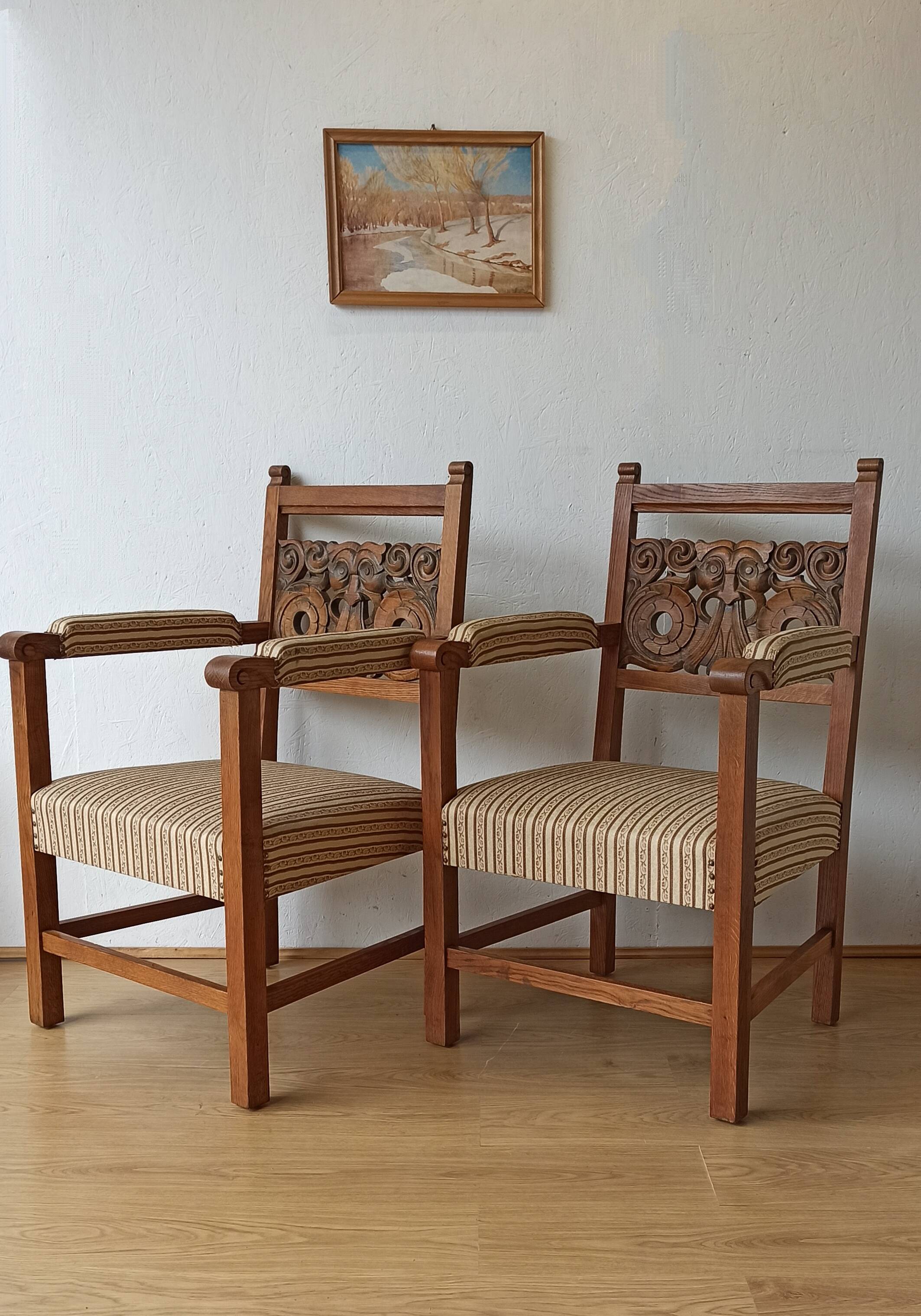 Pair of thrones vintage incredible chairs.