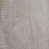 Sheet and its pillowcases in embroidered thread