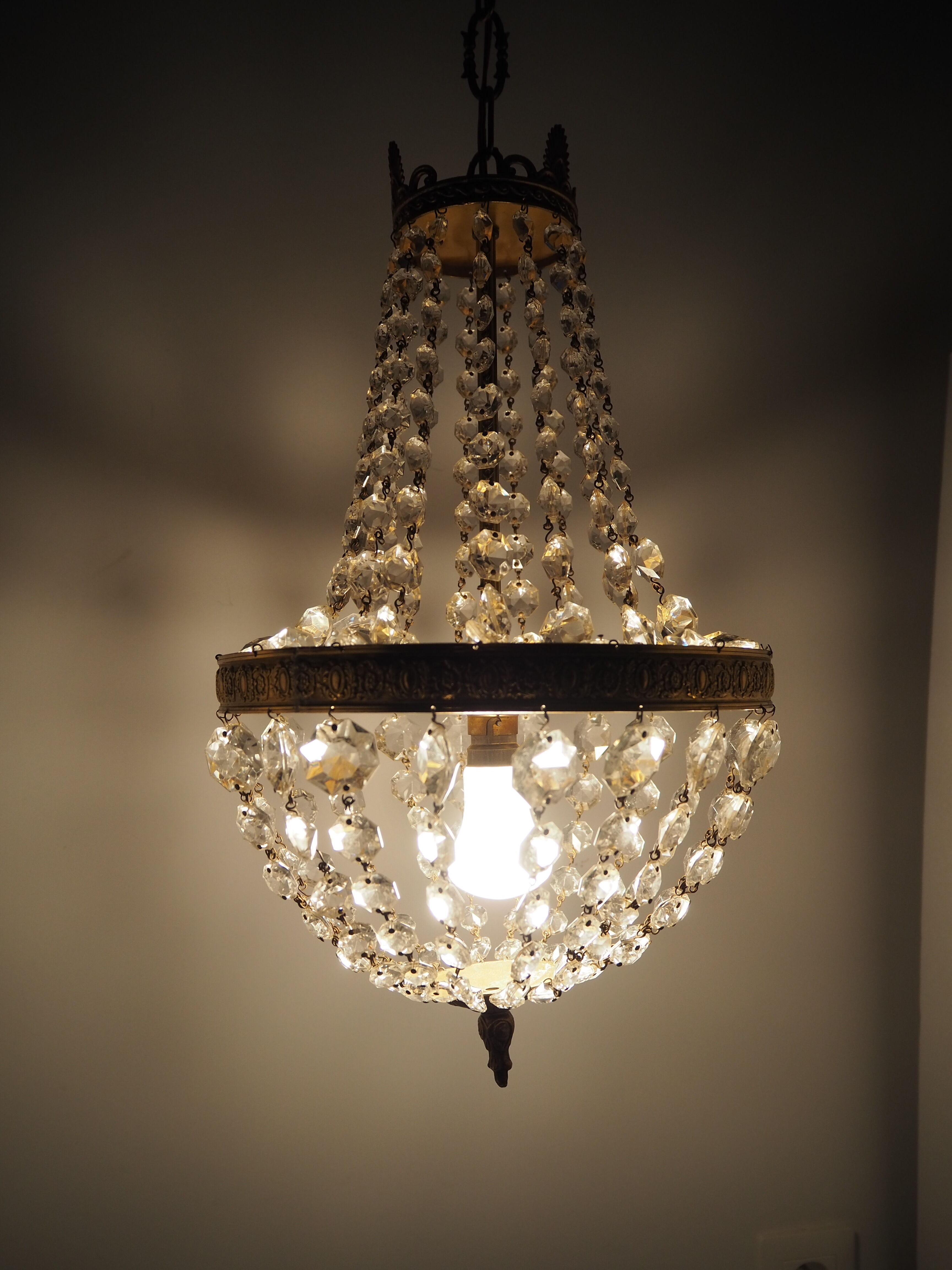 Balloon chandelier with glasses and bronze pampilles